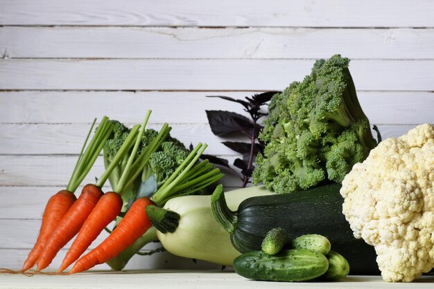 Fondo de madera rústica de verduras frescas