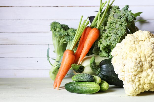 Fondo de madera rústica de verduras frescas