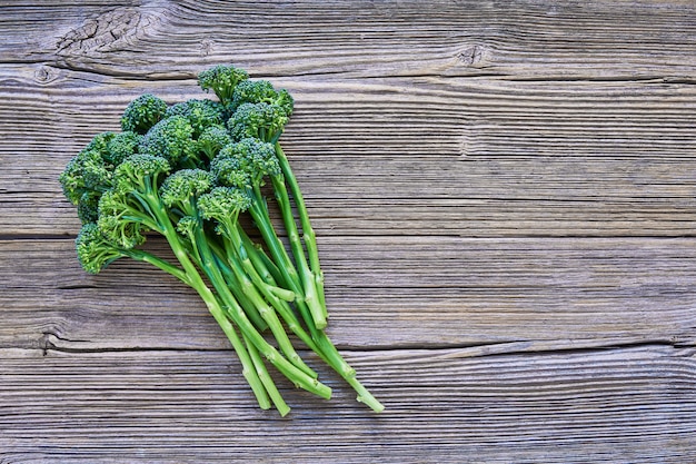 Fondo de madera rústico de iones de brócoli verde crudo