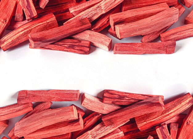 Foto fondo de madera de sándalo rojo para aromaterapia y perfumes chips de incienso de madera de sandalo rojo aislados