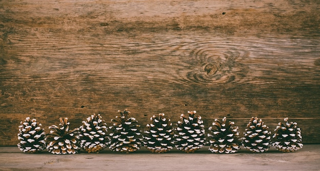 Fondo de madera vieja con conos de abeto. el concepto de año nuevo navidad