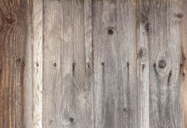 Fondo de madera vieja con grietas y clavos, tablas oscurecidas y desgastadas.