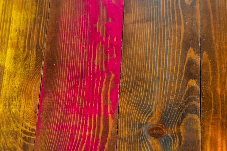 Foto fondo de madera vintage tablones verticales pintados de barniz rojo y amarillento sobre madera de grano grueso