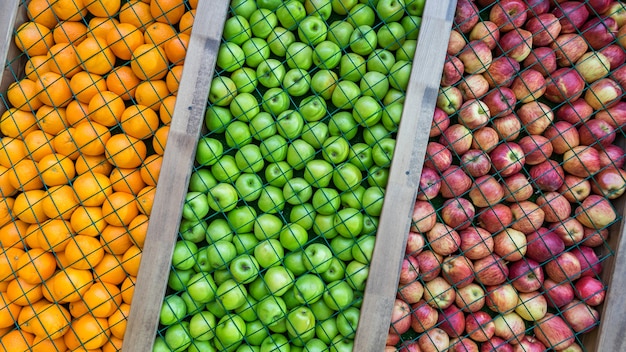 Fondo de manzana naranja, verde y roja, decoración, instalación.