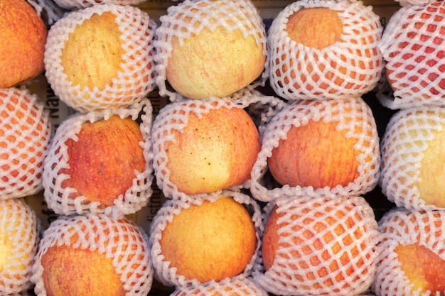 Fondo con manzanas rojas frescas en la tienda de frutas. Foto de archivo de primer plano.