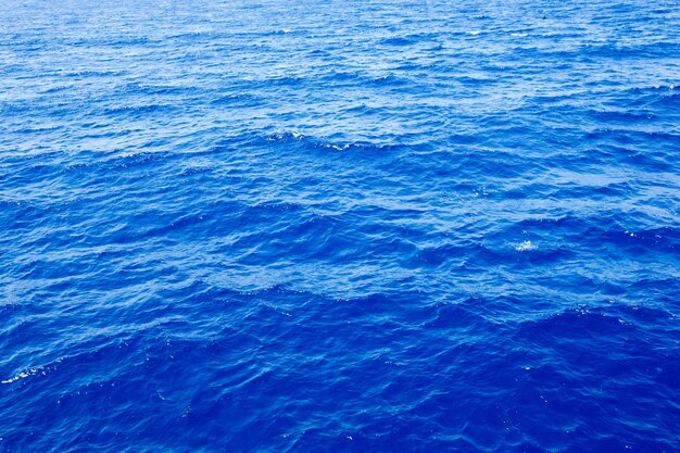 Fondo del mar. Agua azul con reflejos del sol