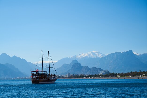 Fondo mar y barco