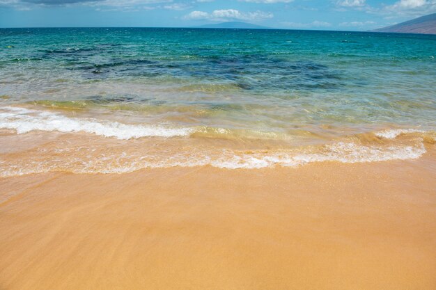 Fondo de mar naturaleza de verano tropical playa con rayos de sol luz arena playa agua de mar con copia ...