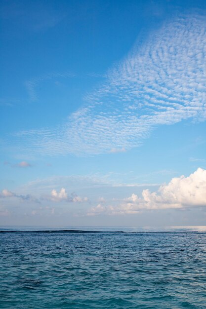 Fondo de mar turquesa y cielo azul