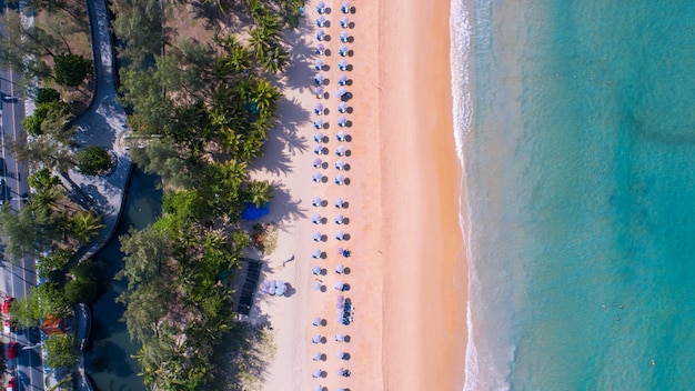 Fondo del mar Vista aérea De arriba hacia abajo las olas del mar rompiendo en la playa de arena hermosa superficie del mar de arena en Phuket, Tailandia