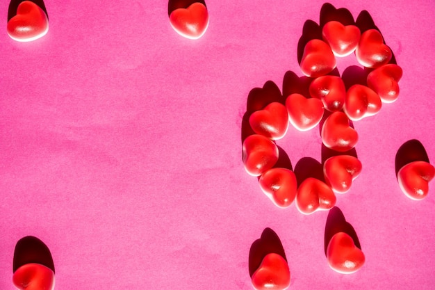 Fondo para la marcha de varios caramelos rojos y blancos en forma de corazón