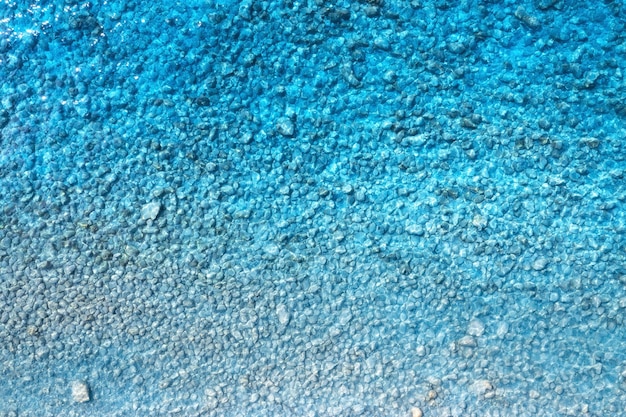 Fondo marino Vista aérea de piedras de mar azul claro en agua playa vacía al atardecer Verano en la isla de Lefkada Grecia Paisaje marino Paisaje marino tropical con agua turquesa Vista superior Naturaleza Viajes