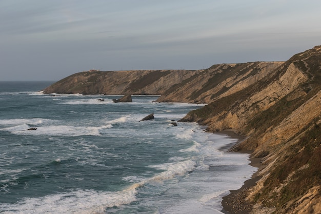 Fondo maritim. Acantilados y mar ondulado.