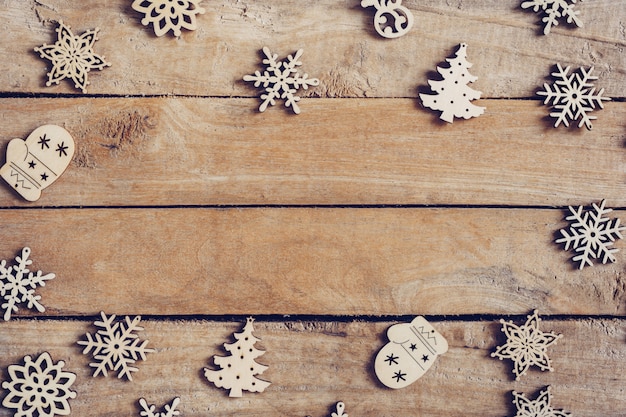 Fondo marrón de madera de la Navidad con los copos de nieve y la decoración de la Navidad.