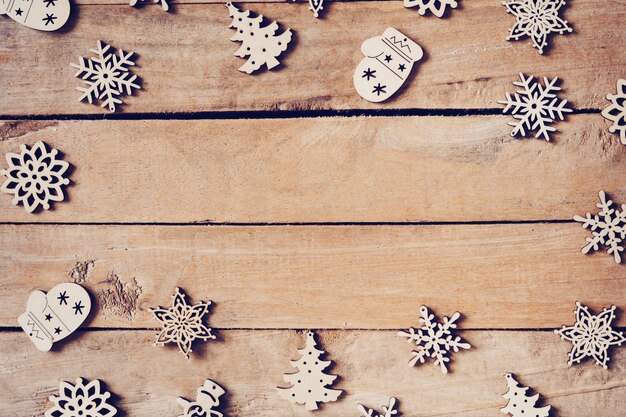 Fondo marrón de madera de la Navidad con los copos de nieve y la decoración de la Navidad.