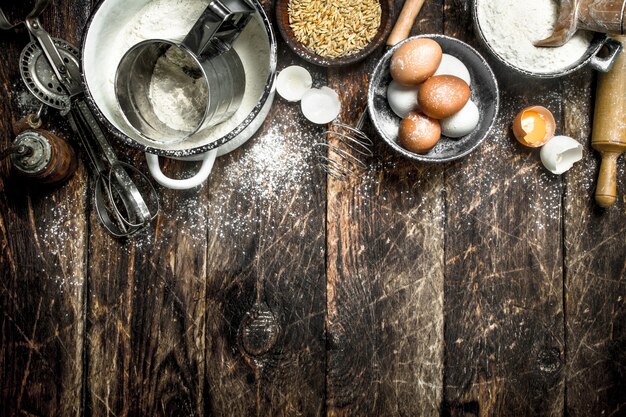 Fondo de masa. Harina con granos de trigo y huevos frescos.