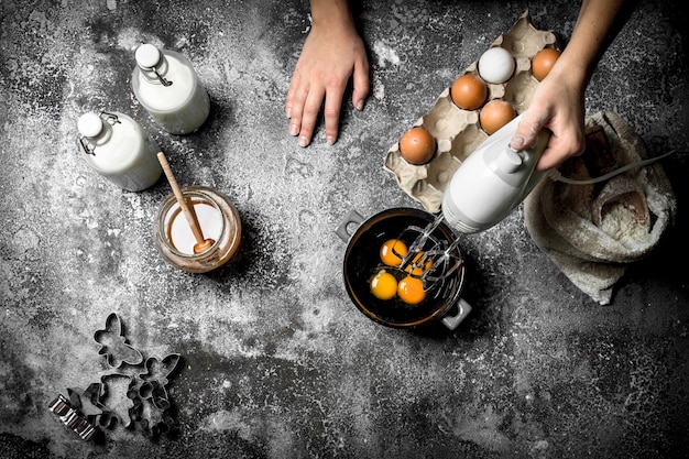 Fondo de masa. Una mujer está preparando una masa fresca.