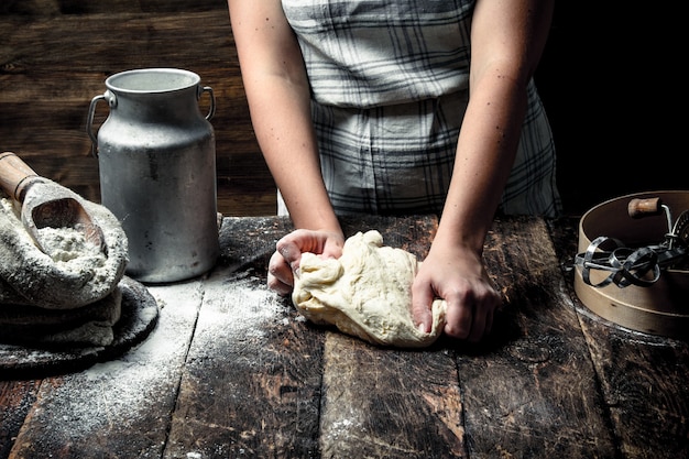 Foto fondo de masa. preparación de la masa con los ingredientes. sobre la mesa de madera.