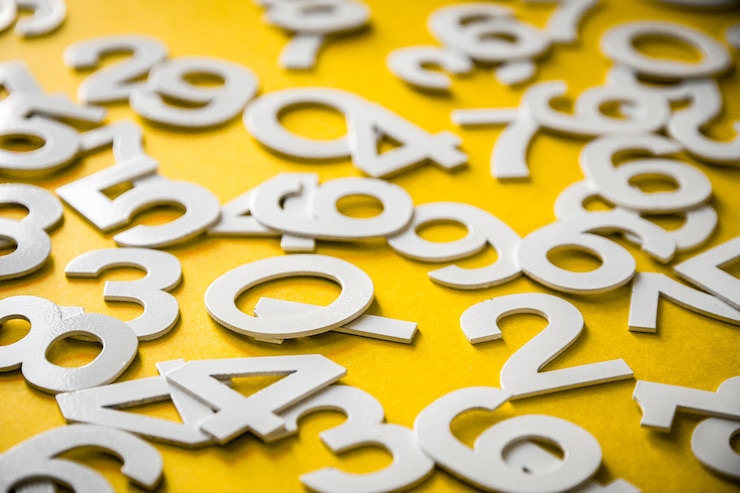 Foto fondo de matemáticas hecho con números sólidos en un tablero. aislado en amarillo