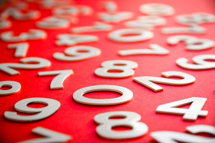 Foto fondo de matemáticas hecho con números sólidos en un tablero. aislado en rojo