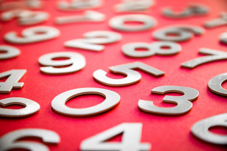 Foto fondo de matemáticas hecho con números sólidos en un tablero. aislado en rojo