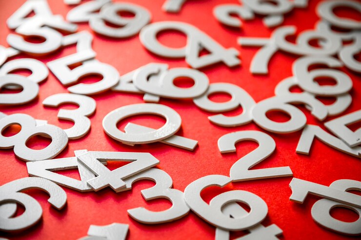 Foto fondo de matemáticas hecho con números sólidos en un tablero. aislado en rojo