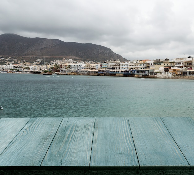 Fondo de mesa exterior con vistas al mar