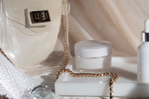 Fondo de mesa de madera blanca con estilo de vida, producto de crema de loción de botella de maquillaje cosmético con maqueta de cuidado de la piel de moda de belleza