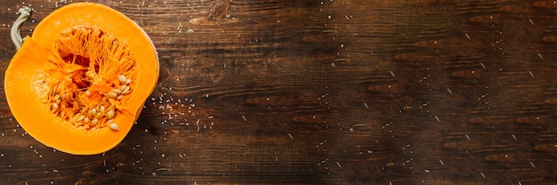 Fondo de mesa de madera. decoración de calabaza de otoño