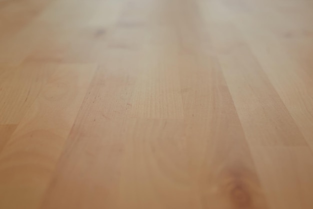 Fondo de mesa de madera Estante en la cafetería Perspectiva de madera sobre café borroso con fondo claro bokeh Mesa para exhibición de productos Mostrador de madera vacío en sala blanca borrosa para plantilla de banner de maqueta