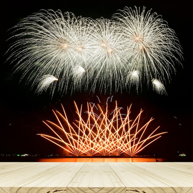 Fondo de mesa de madera con fondo de fuegos artificiales