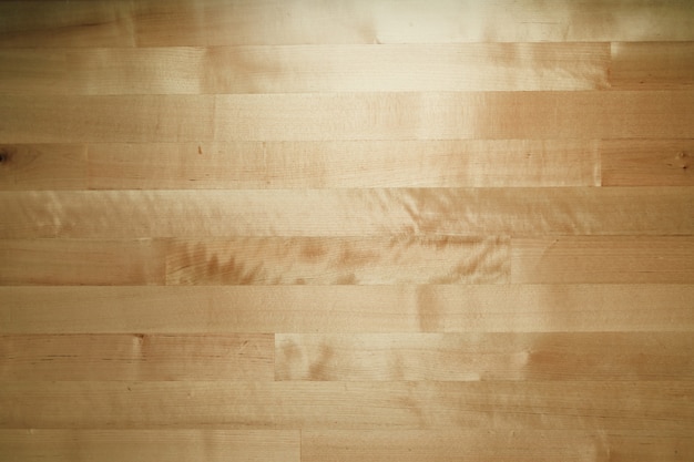 Fondo de mesa de madera en luz de habitación baja.