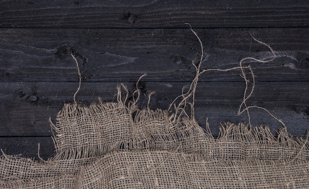 Fondo de mesa de madera oscura con arpillera, vista superior