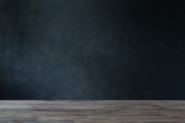 Foto fondo con mesa de madera y pared oscura