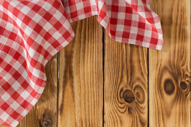 Fondo con mesa de madera vacía con mantel