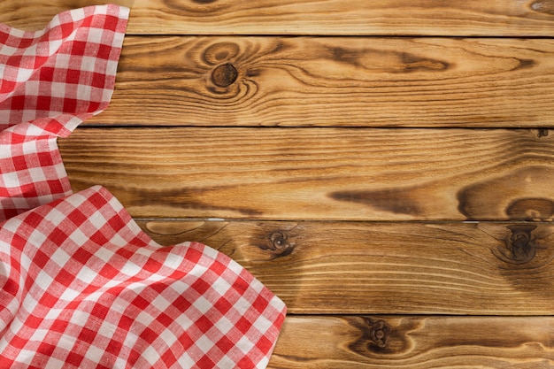 Fondo con mesa de madera vacía con mantel