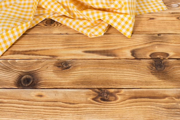 Foto fondo con mesa de madera vacía con mantel