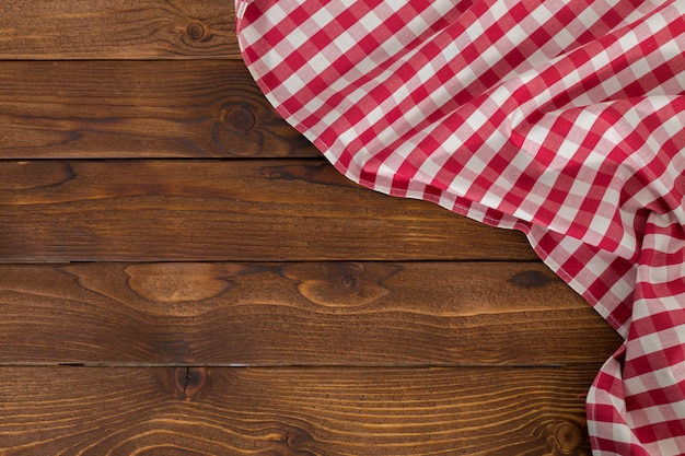 Fondo con mesa de madera vacía con mantel