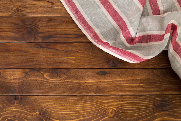 Fondo con mesa de madera vacía con mantel