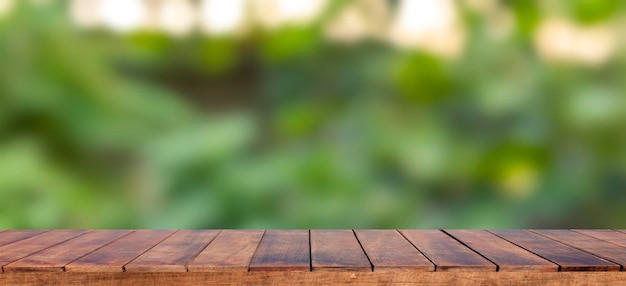 Fondo de mesa de madera vacío y fondo verde borroso en la granja agrícola Las ideas de fondo se pueden utilizar para mostrar o editar sus productos