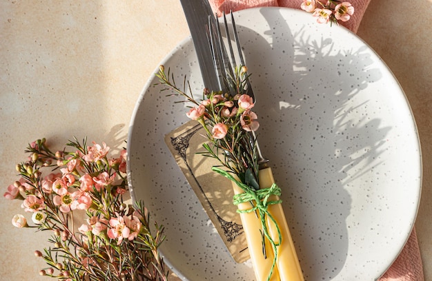 Fondo de mesa de Pascua con cubiertos de plato y flores Menú de publicidad de plato vacío