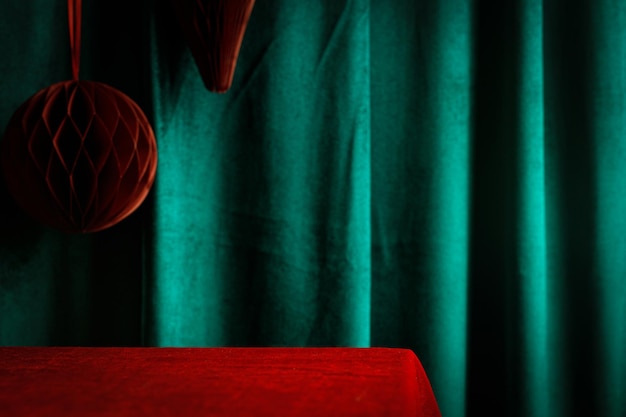 Fondo con mesa de tela roja vacía y cortinas de terciopelo verde Plantillas