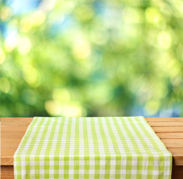 Fondo de mesa vacía con mantel