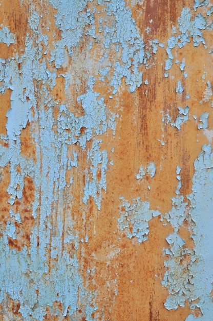 Foto fondo de metal viejo cubierto de óxido y pintura vieja.