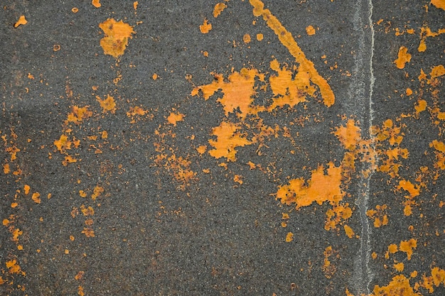 Fondo metálico oxidado con restos de pintura naranja