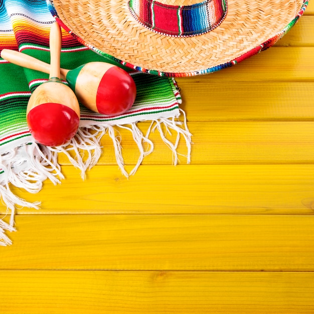 Fondo mexicano del cinco de mayo con sombrero tradicional y maraca, formato cuadrado