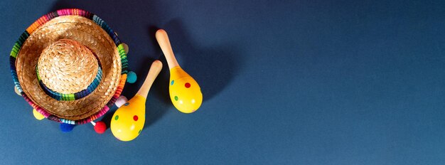 Fondo mexicano con sombrero de maracas en la bandera azul de la mesa para el Cinco de Mayo