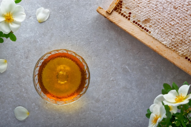 Fondo de miel Dulce miel en el frasco de vidrio.