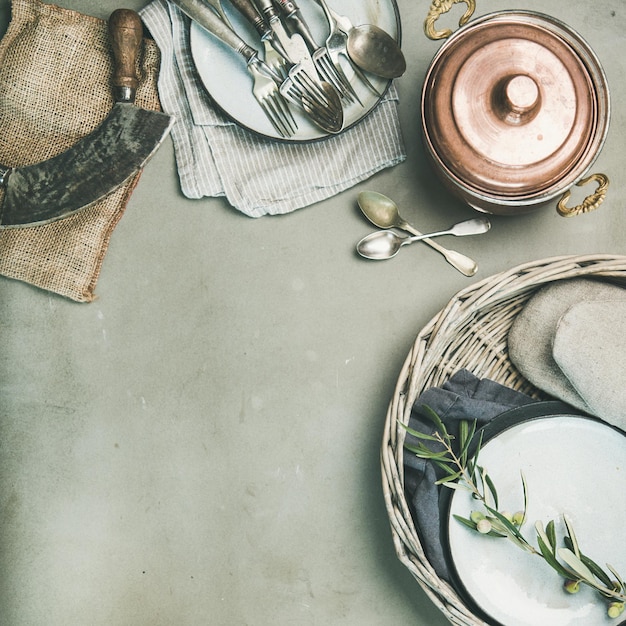 Fondo minimalista de cocina de alimentos sobre cultivo cuadrado de fondo gris