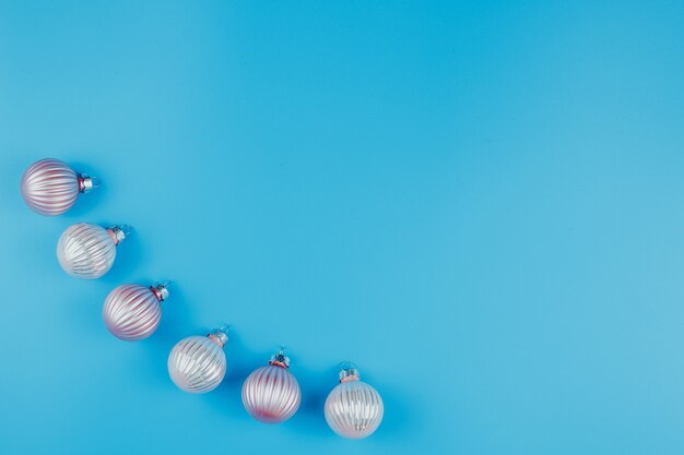 Fondo minimalista de Navidad o año nuevo, con bolas de Navidad en azul